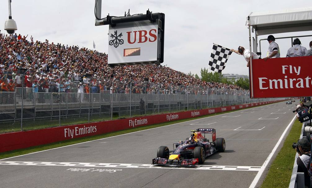 Alla fine Ricciardo passa e vince il primo GP della carriera. Ap